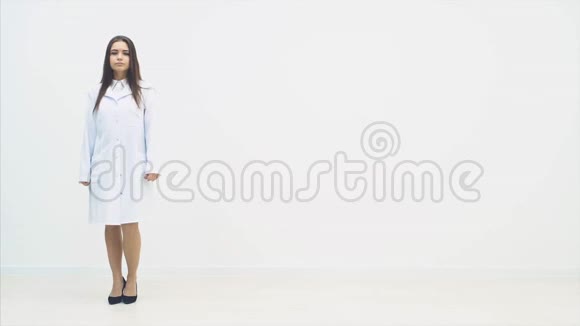 穿着军装的年轻女医生正站在镜头前表情集中视频的预览图