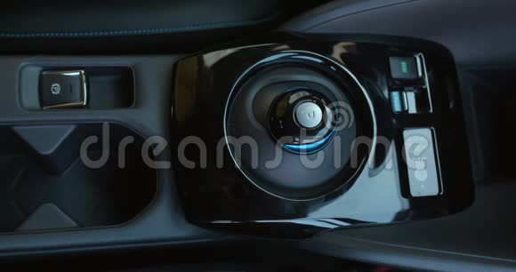 车内司机按下自动停车按钮智能技术电动车停放移位器汽车按钮视频的预览图