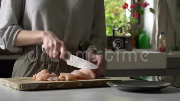 女人在烹饪前切鸡胸肉视频的预览图