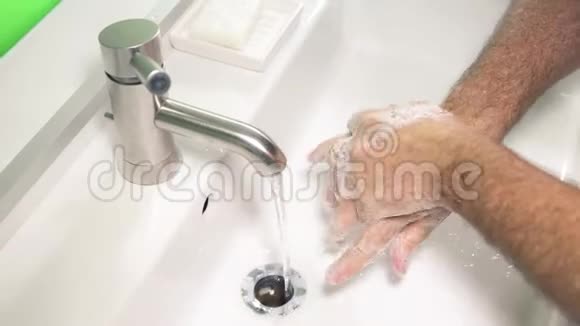 男子洗手防止病毒感染及清洁脏手视频的预览图