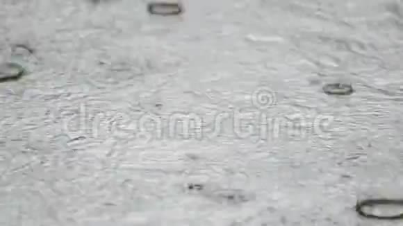街道上的雨滴视频的预览图