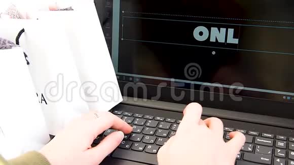 女性手印笔记本电脑网上购物背景购物袋视频的预览图