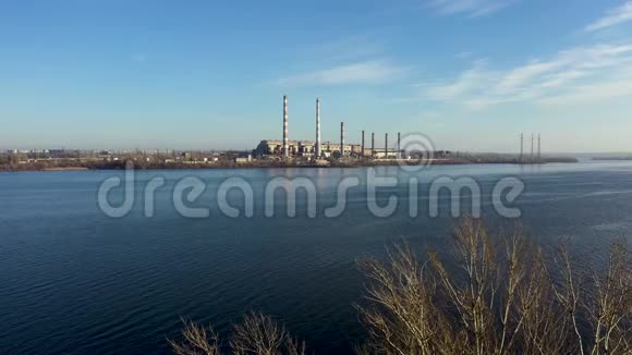 城市吸烟管道工业工厂的鸟瞰图工业区现代清洁技术派克视频的预览图