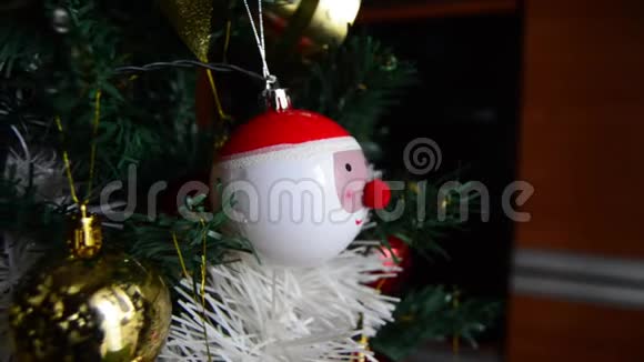 圣诞节装饰细节圣诞老人条款圣诞球挂在树上视频的预览图