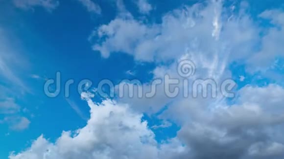 春天白云在蓝天上移动视频的预览图