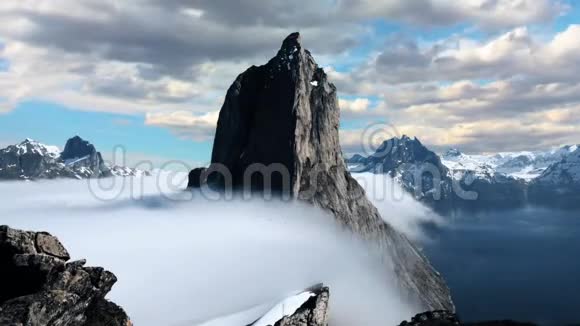 极景山雾蒙蒙的帕卡岩石天空时间流逝视频的预览图