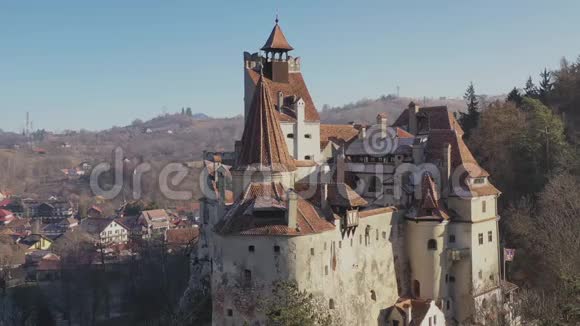 罗马尼亚特兰西瓦尼亚布拉索夫德古拉布兰城堡的鸟瞰图视频的预览图