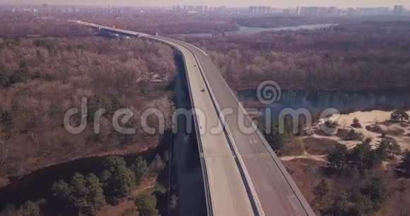 建造一条穿过乐托斯和河流的公路视频的预览图