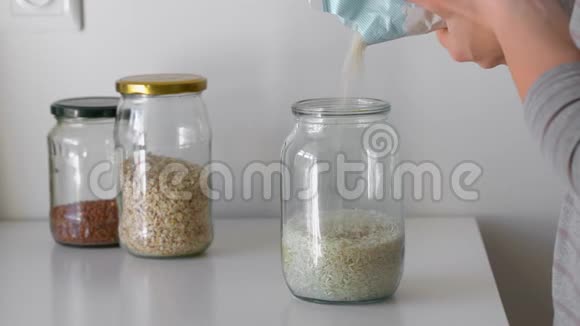 厨房橱柜里有玻璃瓶里面有米饭面包和燕麦零浪费概念呆在家里的股票视频的预览图
