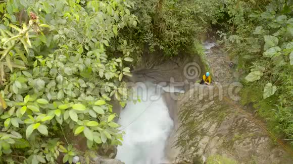 成年男子在瀑布中翻峡谷视频的预览图