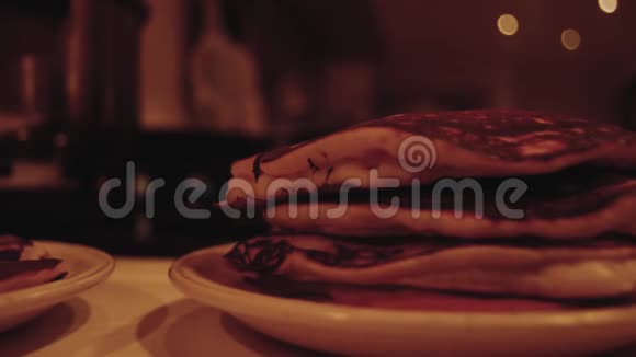 用自制的煎饼把盘子的特写镜头视频的预览图