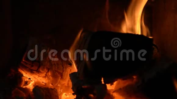 在一个大壁炉里燃烧火木视频的预览图