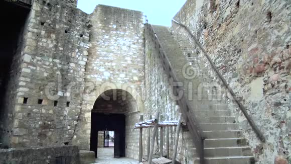 从中世纪到阳台的老堡垒视频的预览图