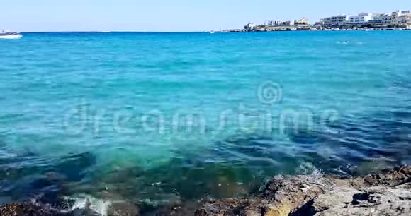 热带加勒比海海滩海有岩石海滩度假放松和视频的预览图