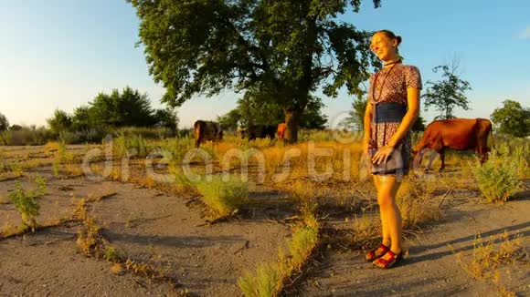 乡村女牛仔在夕阳西下的乡村夏日尽情挥洒牧场视频的预览图