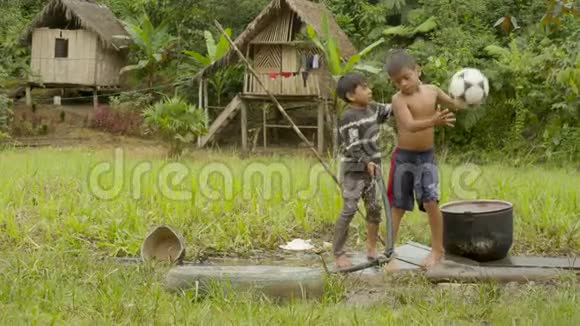 两个年轻的土著男孩正在清理泥球视频的预览图