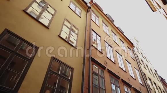 斯德哥尔摩地区的公寓楼街道斯堪的纳维亚古城的立面视频的预览图