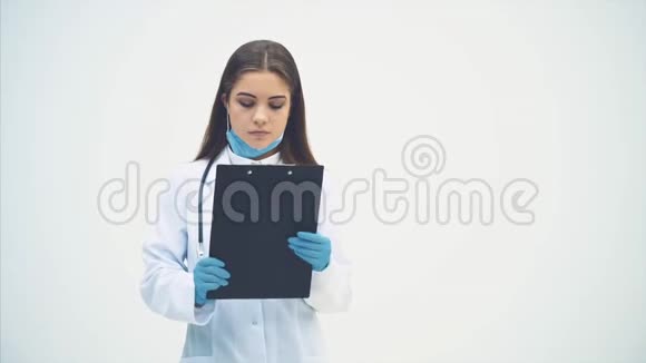 可爱的女性治疗师站着拿着剪贴板她读了一些好消息正点头微笑视频的预览图