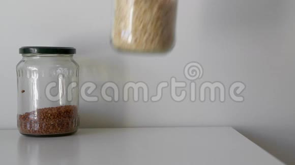 厨房橱柜里有玻璃瓶里面有米饭面包和燕麦零浪费概念呆在家里的股票视频的预览图