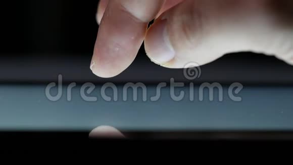 特写男性手指在电脑平板触摸屏上打手势视频的预览图