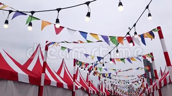 三角形彩旗和灯泡在风中摆动它用来装饰节日庆祝欢乐视频的预览图