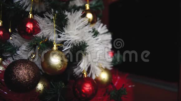 用旋转的金球装饰圣诞树模糊的视频的预览图