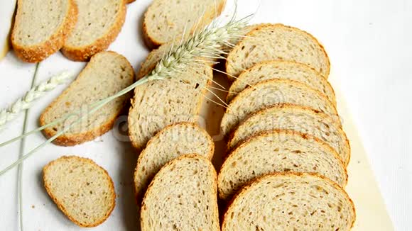 全麦面包用桌布切成薄片耳朵紧贴健康饮食健康饮食视频的预览图