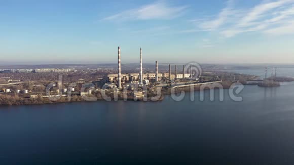 江附近大面积燃煤电厂鸟瞰图摄像机从左到右跟踪视频的预览图