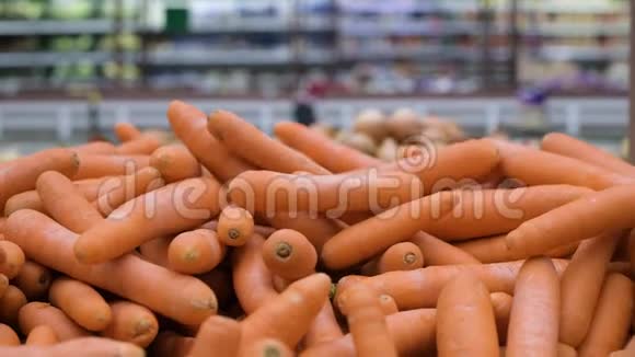 杂货店里胡萝卜的重量视频的预览图