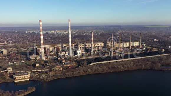 煤电厂高烟囱管道鸟瞰图用化石燃料发电视频的预览图