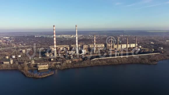 江附近大面积燃煤电厂鸟瞰图视频的预览图