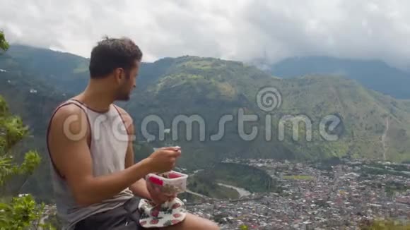 游客吃午餐欣赏山景视频的预览图