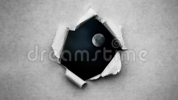 创意4k时间圈视频一个发光的满月在夜空与浮云这是可见的通过一个圆孔视频的预览图