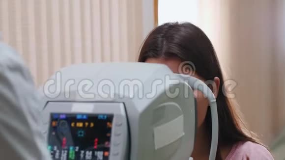 眼科治疗一名医生使用特殊设备检查视力分析视频的预览图