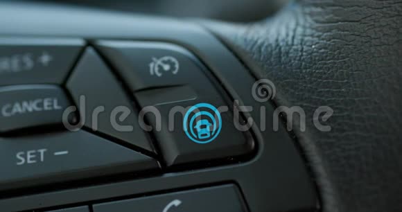 司机激活自动驾驶模式女性手指按下现代电动汽车上的自动驾驶按钮工作雷达交通视频的预览图
