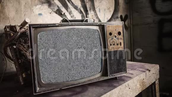 老式复古破电视或电视无信号绿色屏幕动画视频的预览图