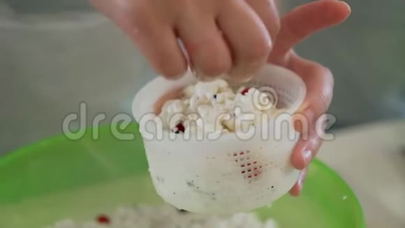 女性的手用奶酪填充塑料表格视频的预览图