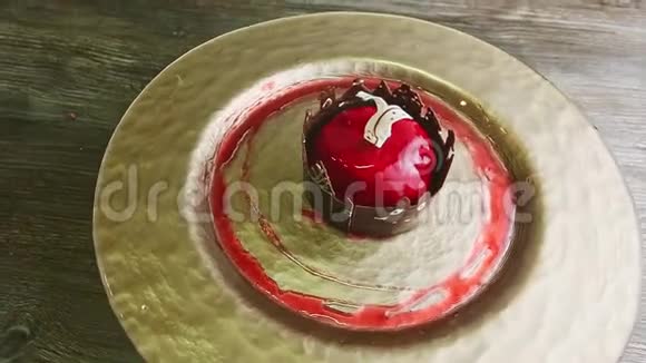 原始甜点红釉城堡形状的巧克力旋转金盘视频的预览图