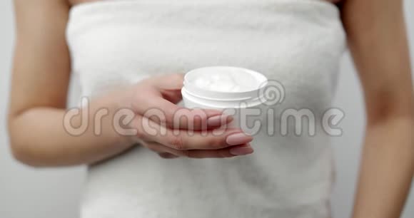 年轻女性使用保湿霜视频的预览图