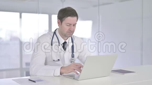 中年医生在办公室里露出大拇指视频的预览图