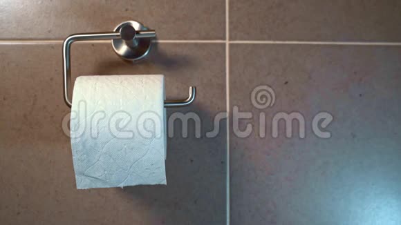 白色卫生纸卷在瓷砖浴室里视频的预览图