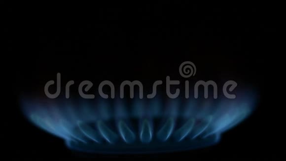 黑色背景带蓝色火焰的燃气燃烧器视频的预览图
