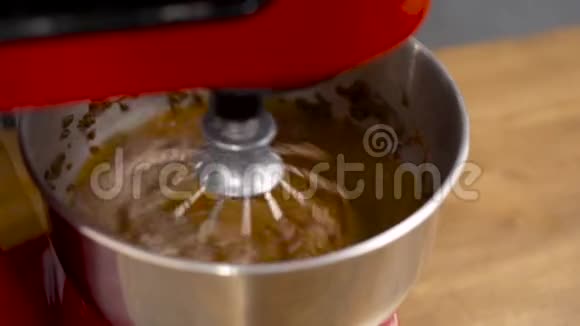 厨房搅拌机的工艺流程混合产品以获得面团烹饪纸杯蛋糕或姜饼视频的预览图
