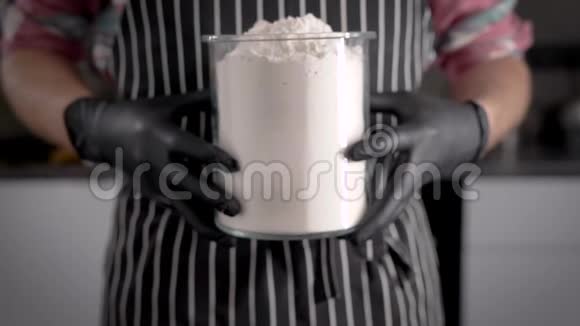 面粉面团的主要成分无名厨师拿着一大罐面粉烹饪视频的预览图