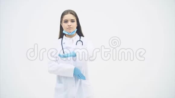 年轻的医生女人喜欢跳舞挥动她的手移动她的臀部转身微笑视频的预览图