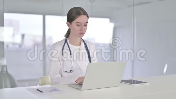 在办公室工作的年轻女医生视频的预览图