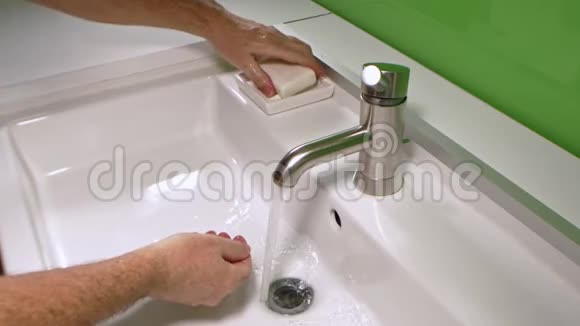 男子洗手防止病毒感染及清洁脏手视频的预览图