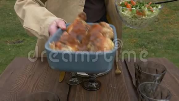 女人把食物放在后院的桌子上视频的预览图