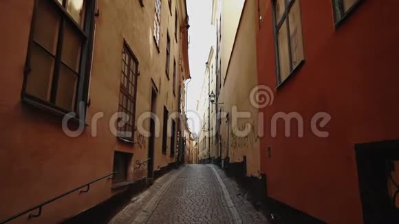 斯德哥尔摩地区的公寓楼街道斯堪的纳维亚的城镇住宅视频的预览图