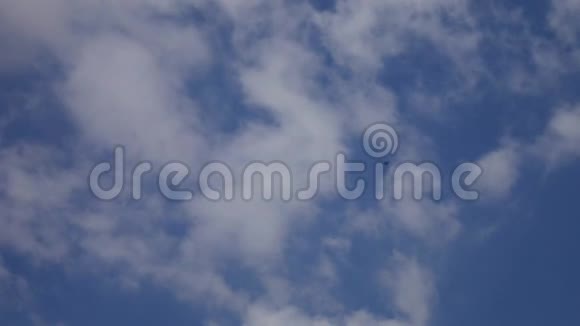白云穿过蓝天加速视频视频的预览图